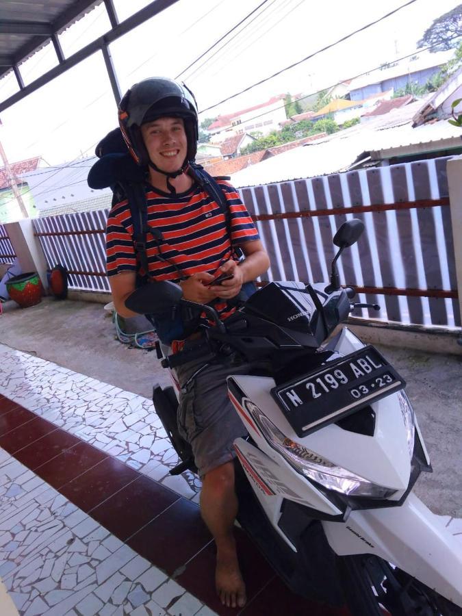 לינה וארוחת בוקר מאלאנג Griya Backpacker Pak Yon מראה חיצוני תמונה
